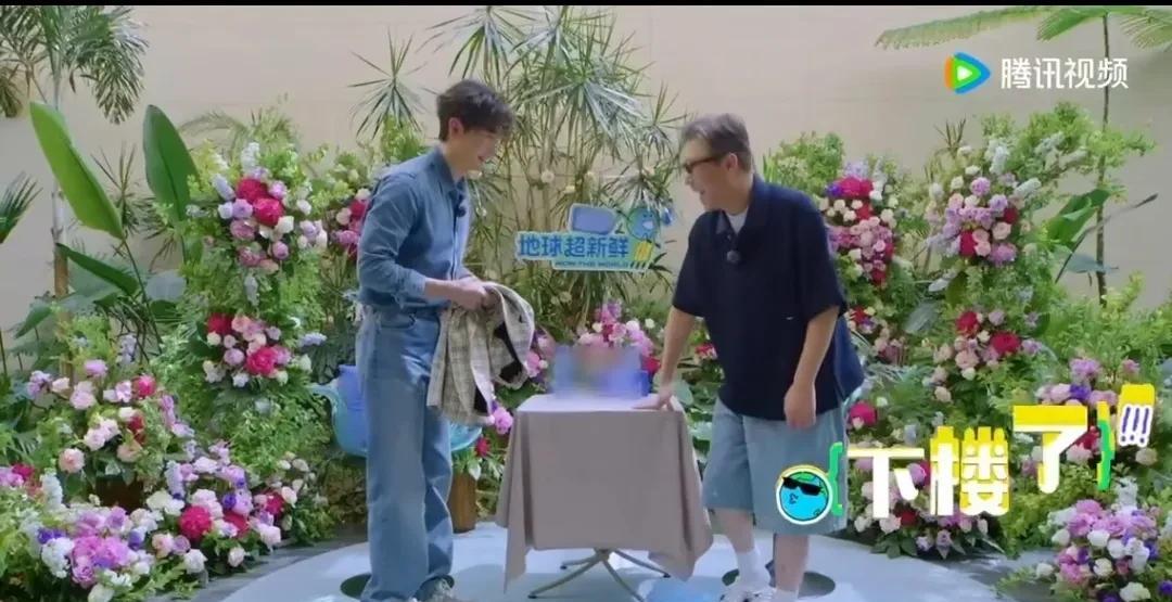 谁说男明星不穿高跟鞋，李乃文脱鞋好比下楼
身高不够，鞋垫来凑，没想到李乃文鞋子里