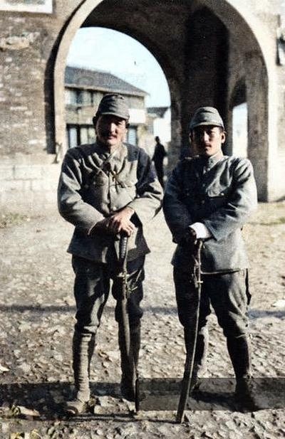 1937年12月，南京沦陷。日军少尉野田毅和向井敏明进行了骇人听闻的杀人比赛，并