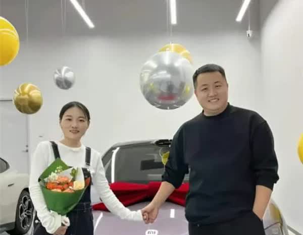 这对夫妻为小米汽车正名

小米汽车总算听到了一个好消息。

家庭四口驾驶