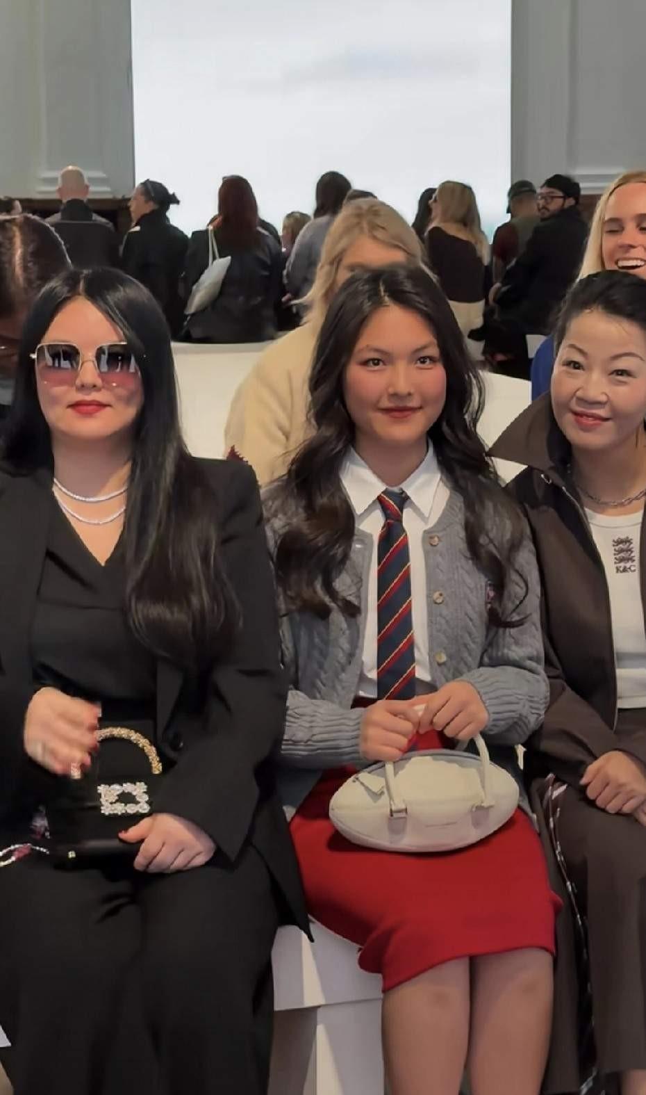李湘说自己的女儿，有人说女儿霸气，然后女王气场什么的，那肯定像妈妈。女儿能说会道