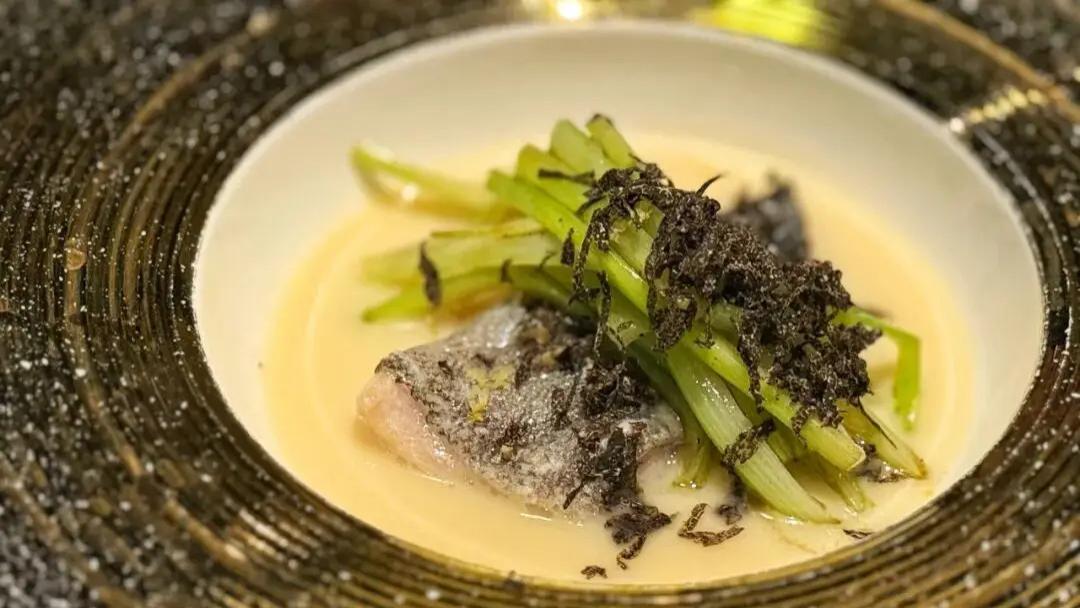 有钱人“炫富”的代表，请客餐桌“少不了”，穷人：是“喂猪”的