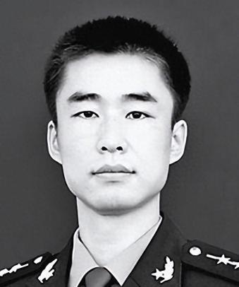 2012年，山东一名军人请假回家，但迟迟不见归队，上级领导打过去电话询问，三岁的