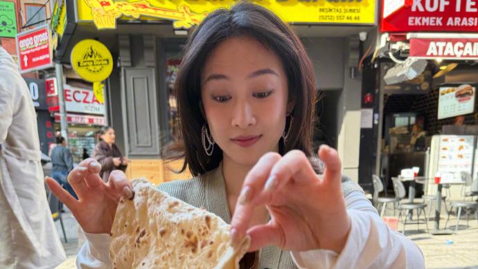 刘美含现身土耳其街头，一路吃遍当地美食，笑称很有重庆的感觉！