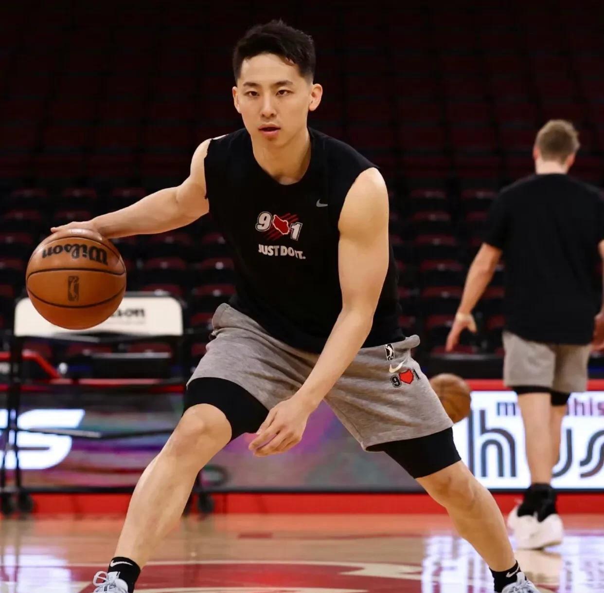 河村永辉亲口告诉我们矮个子球员是如何在NBA立足的：
我每天都在努力训练，亚洲人