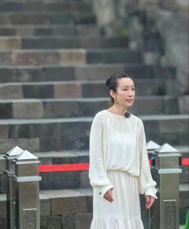 曾经和梅婷、曾黎、章子怡都是一个班的同学，颜值不算漂亮，但也不至于难看。现在才4