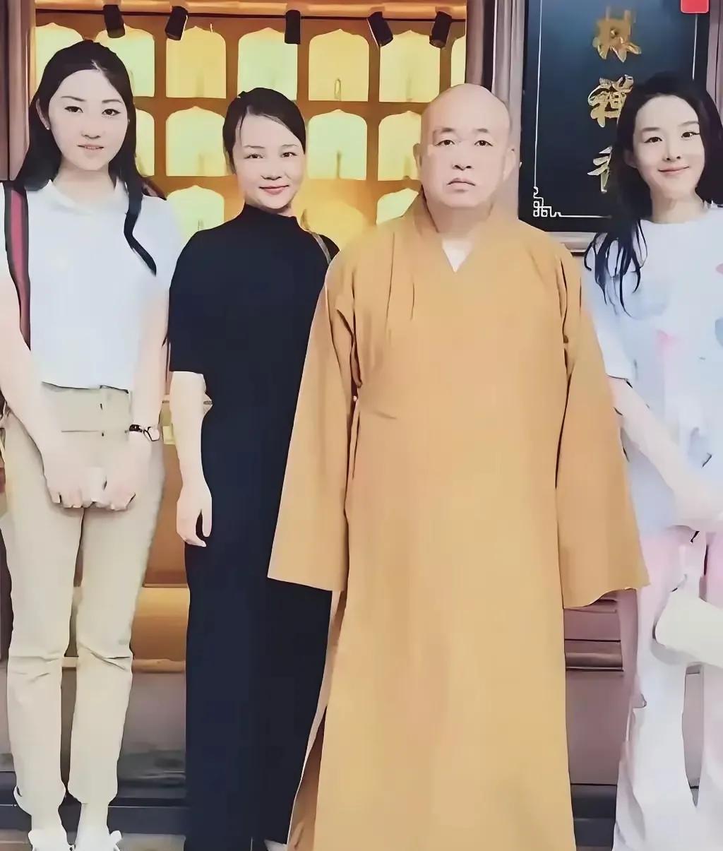 不知道其貌不扬的释永信有什么本事能令诸多超级明星膜拜。
明星们求法师帮忙做法事开