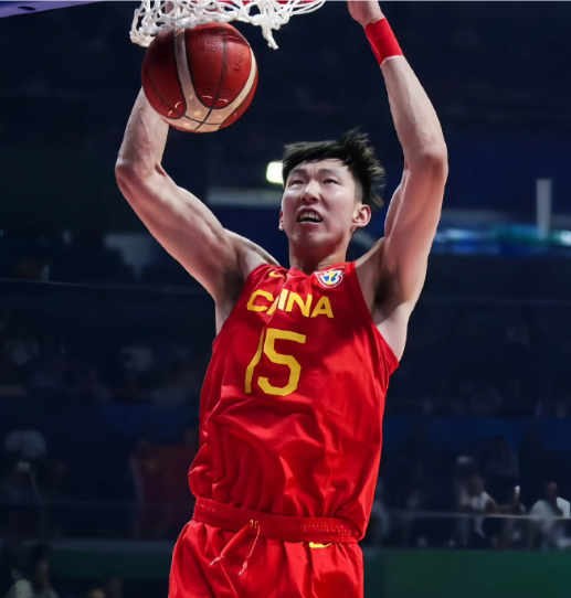 不吹不黑！健康的周琦依然是中国男篮内线第一核心。

周琦，身高2.17米，臂展2