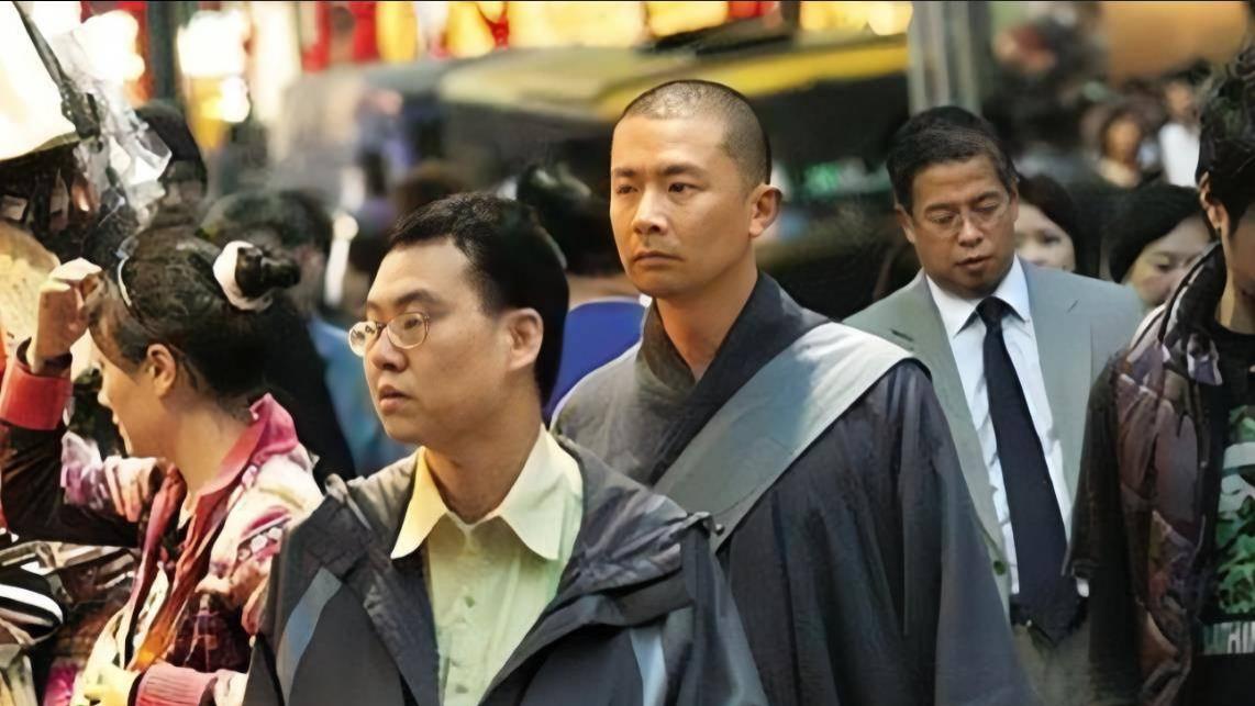 香港无线前TVB艺人何宝生加拿大偶遇画面流出，58岁袈裟加身，海外修行近况