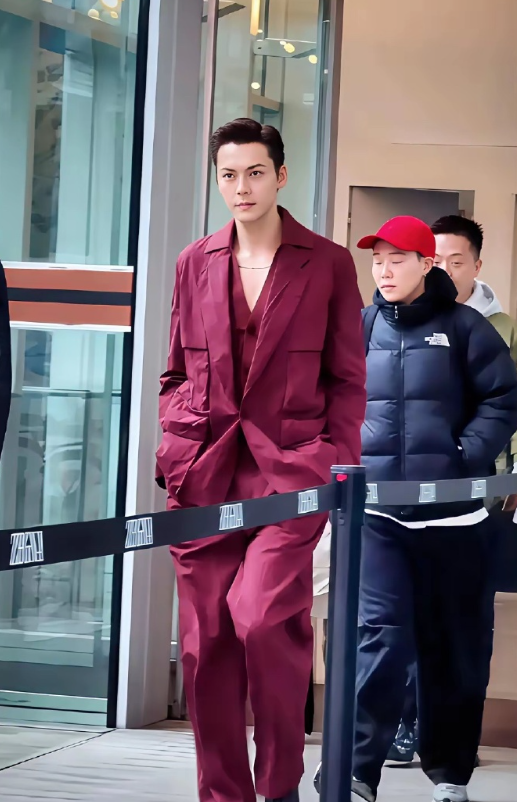 大家发现了没
陈伟霆有一个非常明显的变化
不是他的颜值变高了，而是气质越来越硬朗