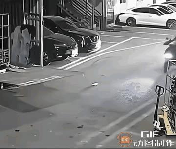 我看了10遍。也没有看出，外卖小哥哥，你到底为何倒地的！估计外卖小哥哥自己也懵逼