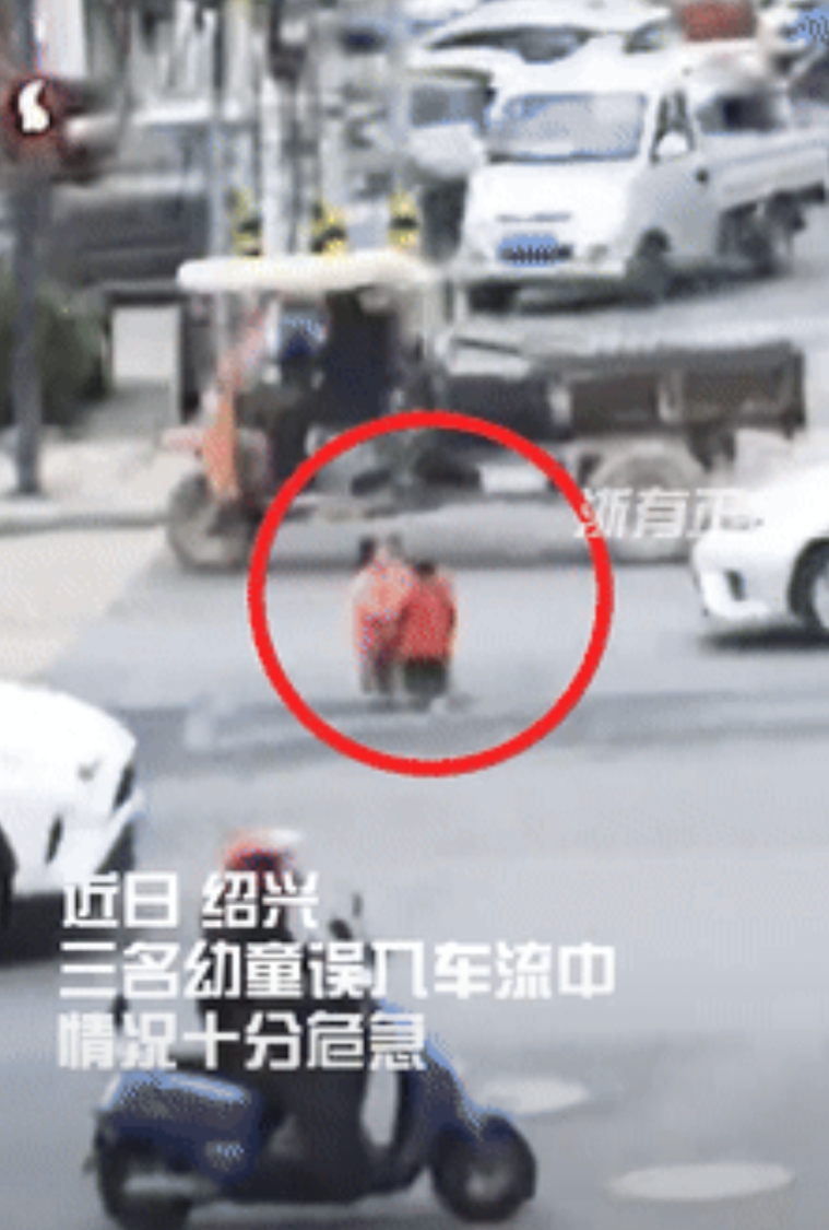 “这3个警察你们火了！”浙江，三名2岁男童偷溜出去玩，却不慎误入车流！眼看下一秒