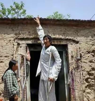 “山东第一巨人”徐大个去世！
很多巨人都靠身高要么去打篮球，要么拍视频赚钱，而徐