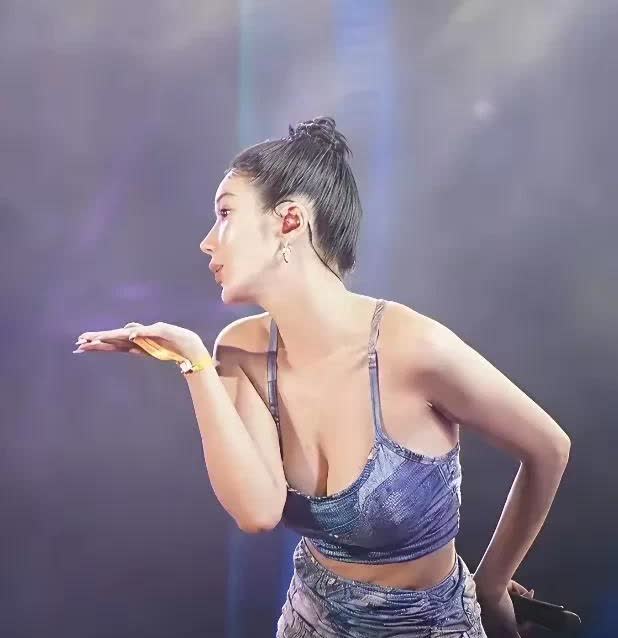 权恩妃，就这样火了。