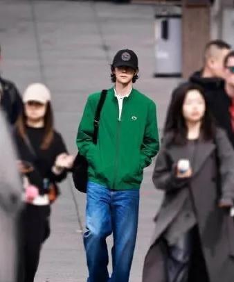 王一博巴黎时装周第一套和第二套造型饭拍，你们觉得哪一套更好看