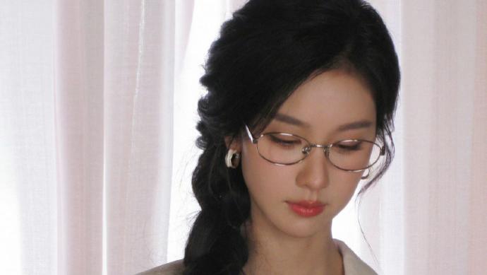 带上眼镜的陈都灵，就是不一样，超nice的！