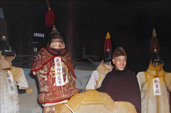 蒋介石参观故宫，蒋介石与乾隆御用盔甲合影 ​​​