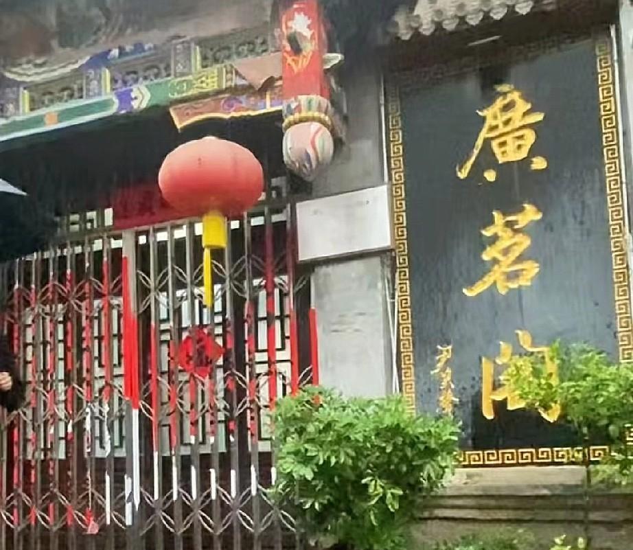 听云轩广茗阁被锁门，被迫停业，纯属咎由自取。
前面，人家赵立同，房东，面子里子都