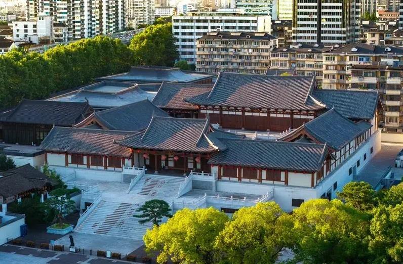 北宋和南宋谁更强，得看具体方面。政治上北宋有优势，政治相对清明，还有王安石、范仲