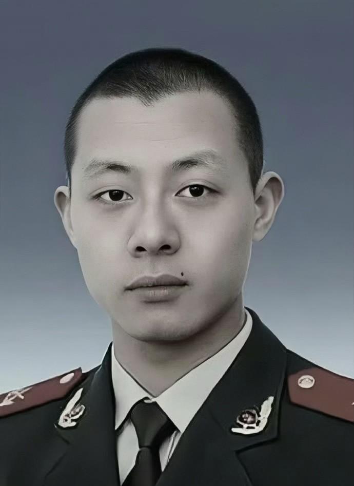 向牺牲的21岁消防英雄张尘宇致敬，他是湖北江陵人，是家中的独子，牺牲前担任武汉市