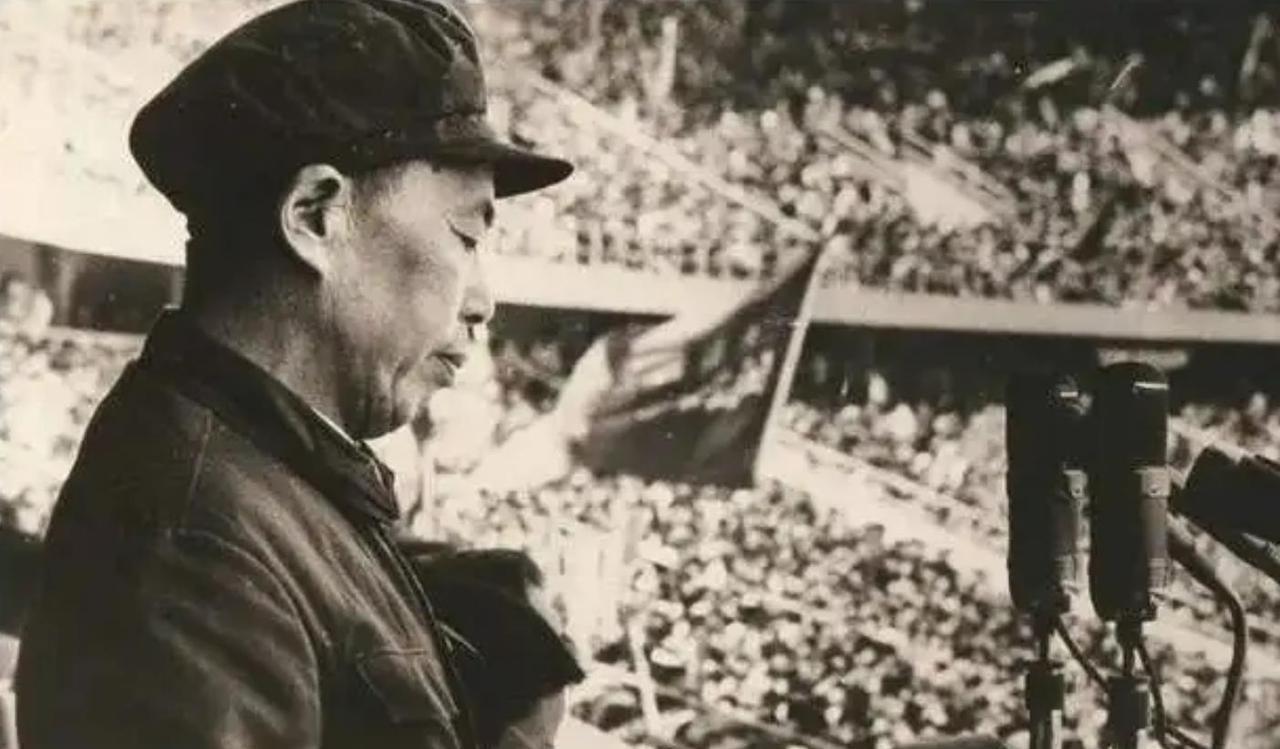 1967年，jing xi宾馆的警卫人员正在巡查，突然发现：“从楼上窗户，一些人