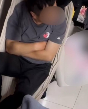 胆大包天！安徽女大学生早上醒来，突然听到床下有动静。本以为是老鼠，结果下床一看，