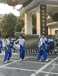 你猜她以后能不能考上电影学校？我觉得就凭这个才华应该是没问题的！