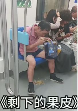 上海地铁九号线“爱心专座”上的果皮大爷，你出名了！
前两天，上海地铁拉扯年轻人让
