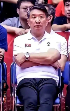 宫指导有点尴尬了，就目前这支队伍打出好成绩难呀？

用张子宇打内线战术，她300