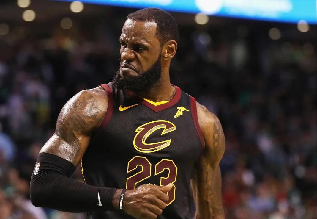 感觉NBA联盟就是詹姆斯家开的！



这并非危言耸听，细数詹姆斯职业生涯的几次
