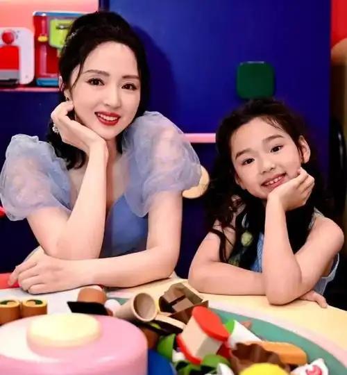 董璇早就意识到了
女儿小酒窝的学习成绩不太好
她已经提前把女儿的路铺好了，走艺考