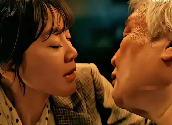 炸裂，闫妮真的是太敬业了，咱就说，导演这个嘴是非亲不可吗？

演员真不是一般人能