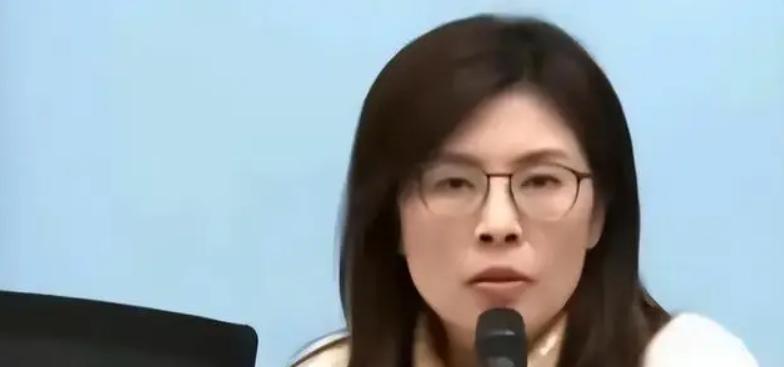 万万没想到，台湾省时事评论员郑丽文竟然抛出了这么犀利的问题！她问道：“如果有一天
