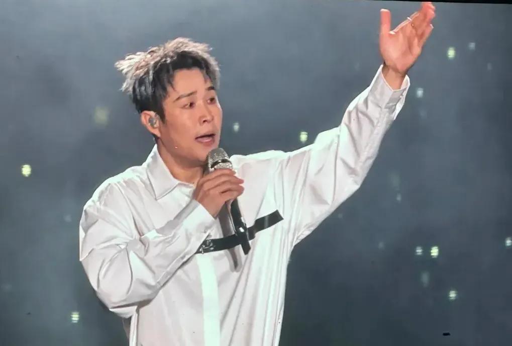 小沈阳演唱会在沈阳翻车
却将好大哥刀郎
推上了风口浪尖
小沈阳绝对是刀郎的小迷弟