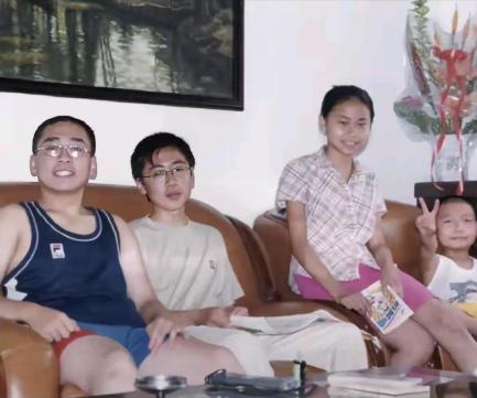 这张照片，应该是策策和三个哥哥姐姐们合影。



这张合照记录了策策与兄姐们昔日