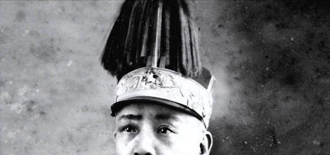 袁世凯病死的当天晚上，平时掌管袁家财务的五姨太杨氏，趁一屋人兵荒马乱之际，叫佣人