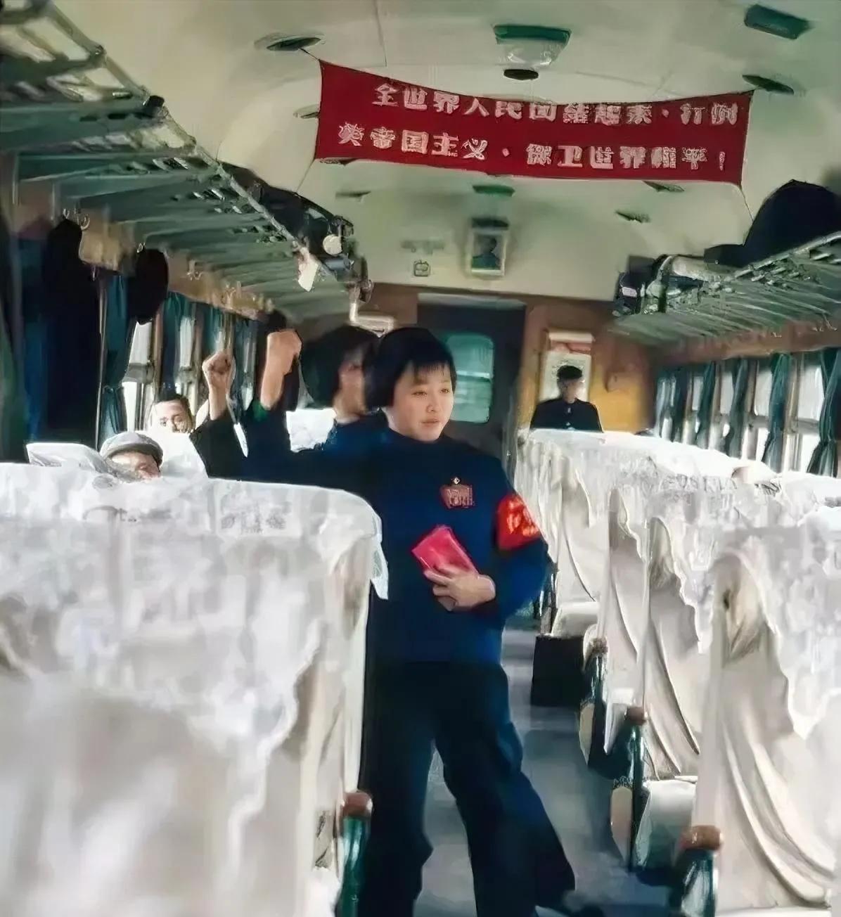 那个年代，跳这种舞蹈是必须的，火车上的列车员也要跳起来。
#火车摇摆舞#