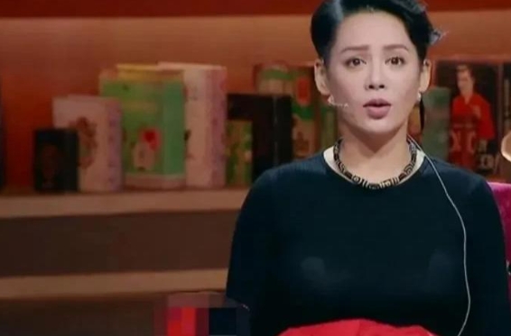 18岁时，宁静到上海去进修的时候，被上海人瞧不起，被欺负。一个和她关系要好的男同