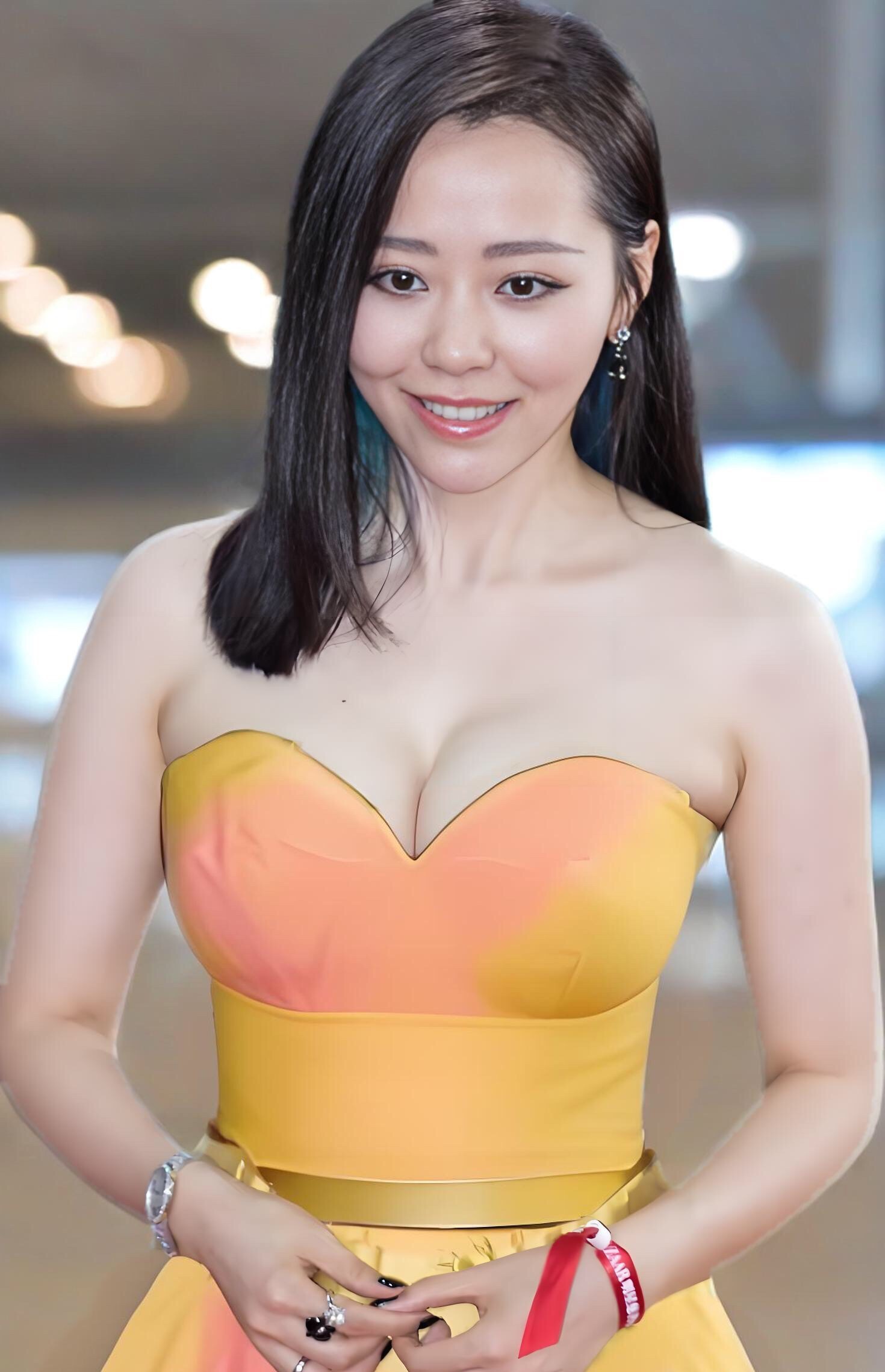 张靓颖这么胖了吗？看起来还是非常的亮眼的