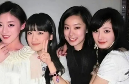 杨幂张小斐从校服到礼服，杨幂北电宿舍四人组，好像除了幂姐和斐妈，其他两位反响平平