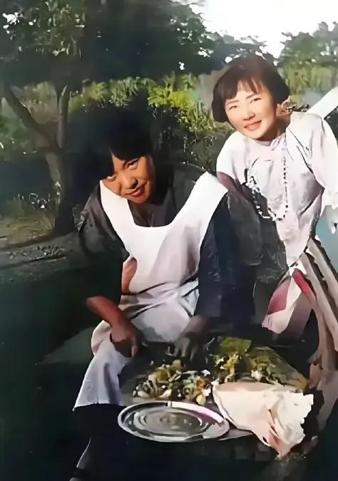 1925年，两位文坛女性在美国留学期间野炊时的一张合影！弯身拿刀切菜者为冰心，身