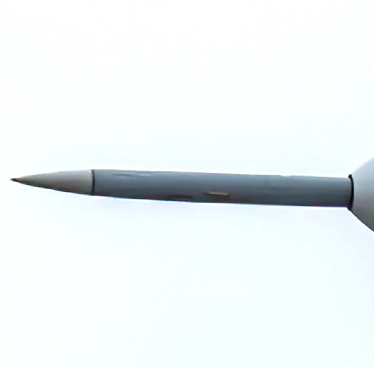 美国新一代远程空空导弹AIM-260A去年的测试图片披露，弹前部有不明突出物，有