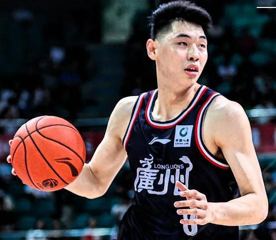 CBA休赛期炸锅啦！广东宏远和广州龙狮达成重磅交易。广东队用徐昕、陈国豪、彰华非