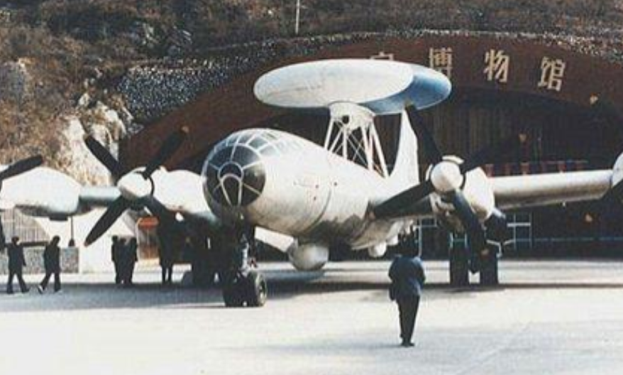 1944年，一架从成都起飞的B-29轰炸机，在对日本进行轰炸后，因故迫降在苏联远