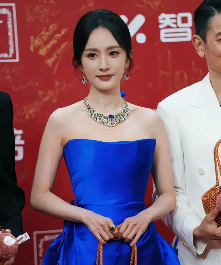 这次我挺杨幂。
6月21日晚，第27届上海国际电影节“金爵奖”颁奖典礼，众星璀璨