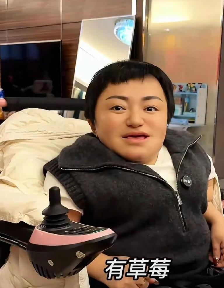 喜梅是个孝顺的儿媳妇，婆婆来喜梅家里，喜梅让助理给婆婆买了水果，有草莓、车厘子，