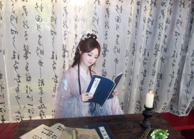 祝绪丹的中秋书香美照，这氛围感真的太强了！