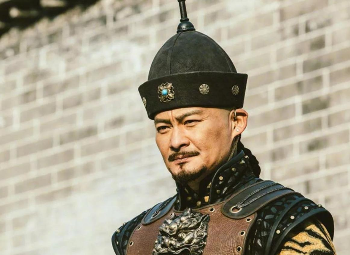 明朝万历年间，皇帝做了一个梦：一个身穿龙袍脚踩北斗七星的男子，把他从龙床上踢了下