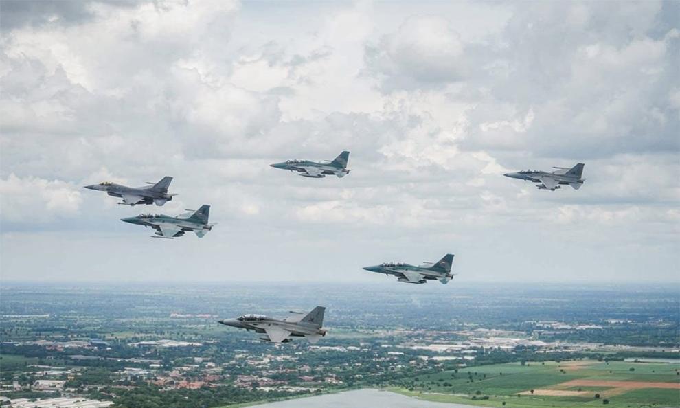 中国周边爆发大战，F16 猛烈空袭，随后自家加油站遭炮轰，4万人啊
7月24日上