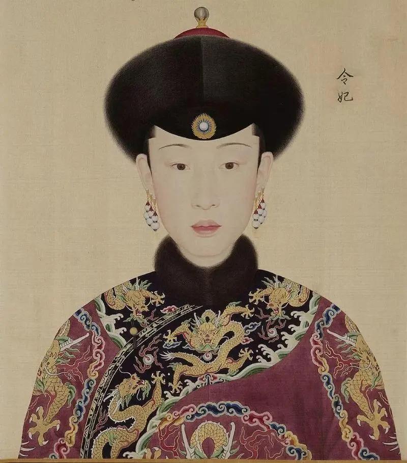 令妃刚刚生完孩子，55岁的乾隆便猴急地翻了她的牌子，令妃不得不强撑起来侍寝。事后
