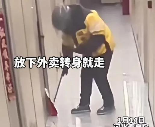 “太恶心！”河北秦皇岛，一女子点了份外卖，岂料，女子拿到后突然闻到一股尿骚味，还